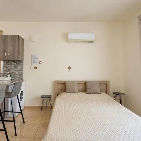 Danaos Seaside 101 With Pool In Tourist Area * Пафос